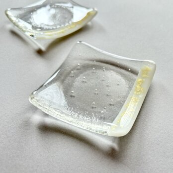 「Milky Way〜水の中の天の川〜」乳白色の白色と透明ガラスに銀箔を散りばめた小皿　箸置き　豆皿の画像