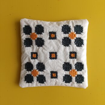 帯芯リメイク　刺繍のコースターの画像