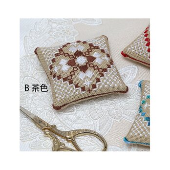 ♥2色でステッチする　 スクエア・ピンクッション　No.740B 茶色　CRIE*CRIEの画像