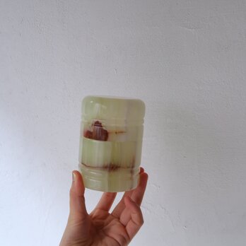 グリーンホワイトな石の茶筒の画像