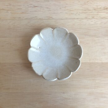 輪花小皿（乳濁）の画像