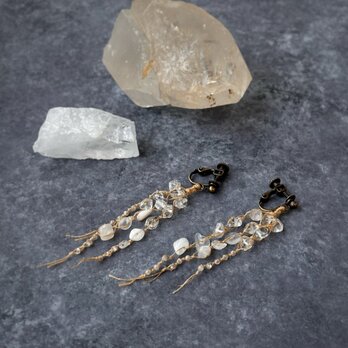 【送料無料】White stone earringの画像