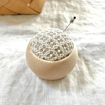 〈 リネン 〉ピンクッション 針山 ♦ 木工房 のウッドボウル メープル ♦ 【 お花 / きなり 】の画像