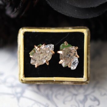 ダイヤモンドクォーツとエメラルドのピアス