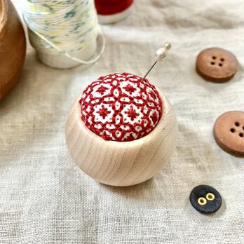 プチ ピンクッション 針山 ♦ 木工房 のウッドボウル メープル ♦【ダークレッド 】ミニ ピンクッションの画像