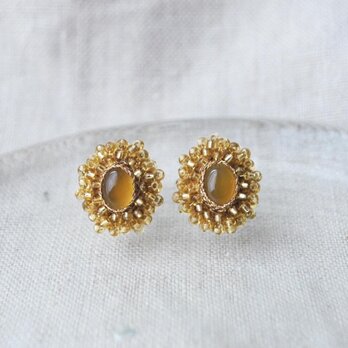 ハニーカラーカルセドニーとガラスビーズの刺繍ピアスの画像