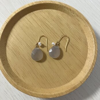 グレーカルセドニーと淡水パールのピアスの画像