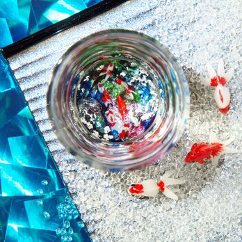 6匹の金魚が泳ぐ猪口の画像