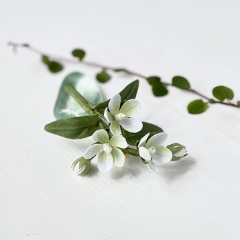布花　白が爽やか、ホワイトスターのブローチの画像