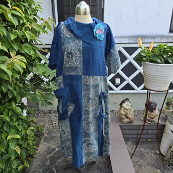 着物リメイク　手作り　藍無地と型染め　パッチ　ワンピース　コサージュ付きの画像