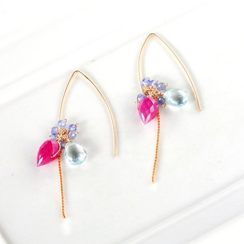 14kgf/ [薔薇の蕾]ルビーフラワーバッドxアクアマリンVシェイプ　夏ピアスの画像