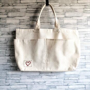 赤いハートの手刺繍ワッペン　横長トートバッグ　ボストンバッグ　2ポケット　白　大きい　大容量　Lサイズ　オーダーメイドの画像