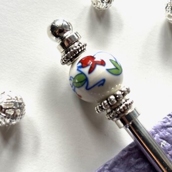 かんざし　赤金魚の様な草花の陶器ビーズ　一本挿し　一本簪　白　ホワイト　シルバー　磁器の画像