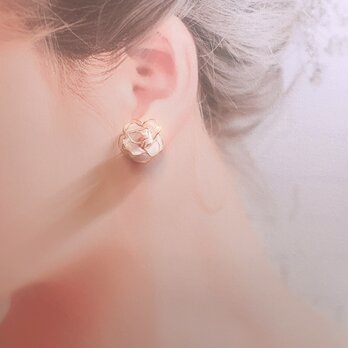 Amabile(ｱﾏｰﾋﾞﾚ）　小さな薔薇のピアスの画像