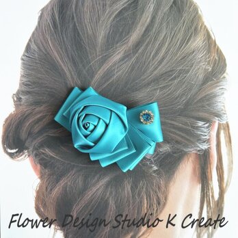 ブルーグリンのリボンの薔薇のヘアクリップ 　青緑　ジェイド　グリン　バラ　薔薇　リボン　お出掛け　発表会　フォーマル　髪飾りの画像