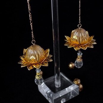 ピアス　ゴールド蓮の花　大ぶり　イヤリング交換可の画像
