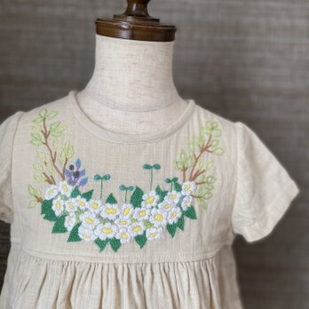 size90㎝ 刺繍チュニックワンピース　生成り色の小花の刺繍の画像
