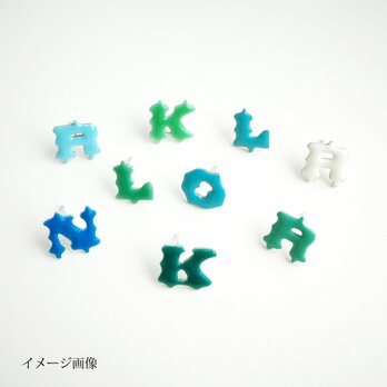 七宝アルファベットピアスの画像