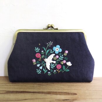【受注制作】手刺繍のがま口ポーチ『鳥と草花』角型の画像