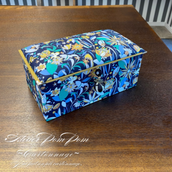 [floret pattern cartonnage]グラフィカルな生地で作ったソーイングケースの画像