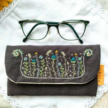 手刺繍のメガネケースの画像