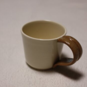 持ち手が赤土のシンプルコーヒーカップの画像