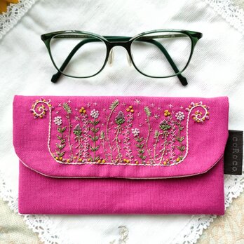 手刺繍のメガネケースの画像