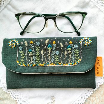 手刺繍のメガネケースの画像