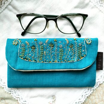 手刺繍のメガネケースの画像