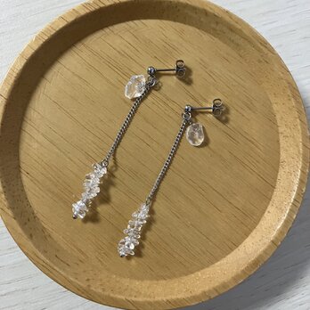 クリスタルがゆれるピアスの画像
