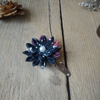 つまみ細工のシャープなお花のパッチンピンの画像