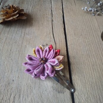 つまみ細工のシャープなお花のパッチンピンの画像