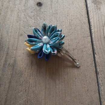 つまみ細工のシャープなお花のパッチンピンの画像