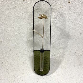 『何処かにどこかに咲く花”』 モスグリーン壁掛け一輪挿し ： 真鍮フラワー•ステンドグラスの画像