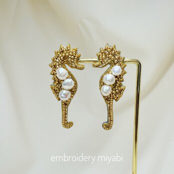 アレルギー対応　タツノオトシゴの淡水パールピアス　Golｄの画像