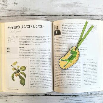 口を開いたワニ　しおり　キーホルダー　ブックマーク　手縫いの刺繍　フェルト　プチギフトの画像