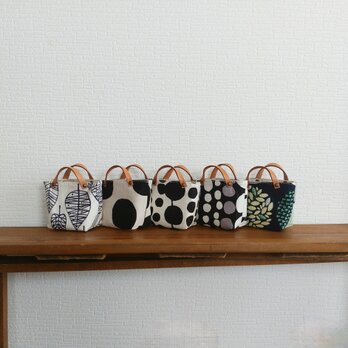 minimini革持ち手のバッグ型の北欧風柄の小物入れの画像