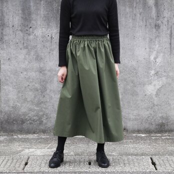 美しいシルエットで魅せる、大人のカジュアルスカート。 タイプライター（オリーブカーキ）の画像
