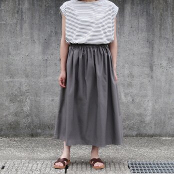 美しいシルエットで魅せる、大人のカジュアルスカート。 タイプライター（グレイ）灰色