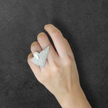 ビーズ刺繍リング　triangle×pearl　Cの画像