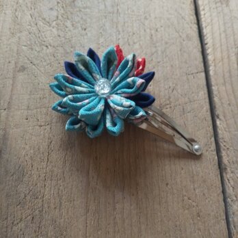 つまみ細工のシャープなお花のパッチンピンの画像