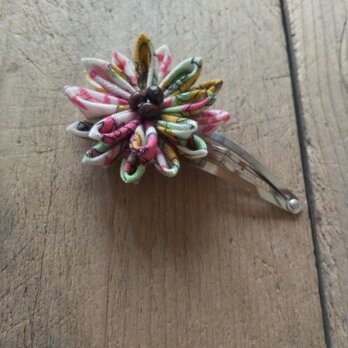 つまみ細工のシャープなお花のパッチンピンの画像