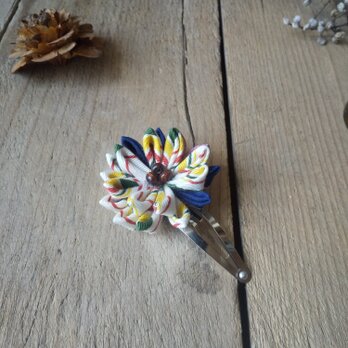 つまみ細工のシャープなお花のパッチンピンの画像