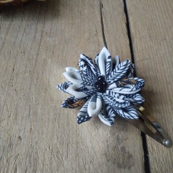 つまみ細工のシャープなお花のパッチンピンの画像