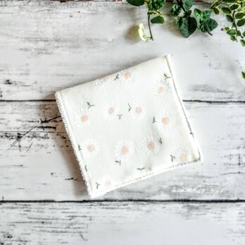【刺繍生地】マーガレット柄のガーゼハンカチ　フォーマル　上品　ハンカチタオル　プレゼントの画像
