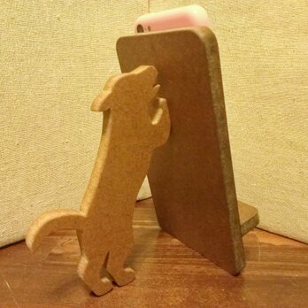 犬が支える携帯・スマホスタンド　ダークウォルナットの画像