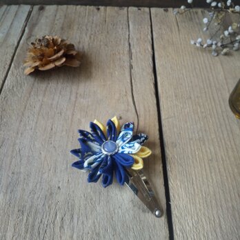 つまみ細工のシャープなお花のパッチンピンの画像