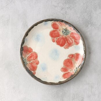 赤い花模様の皿の画像