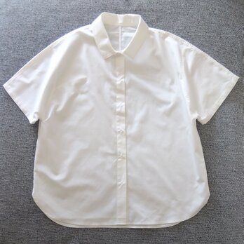 コットン素材のラウンドカットブラウスの画像