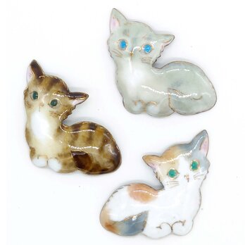 香箱座り風の猫の七宝焼ブローチ【受注制作】の画像